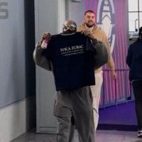 力挺祖尼尔！快船球员都穿着印着“祖巴茨DPOY”的T恤现身球馆